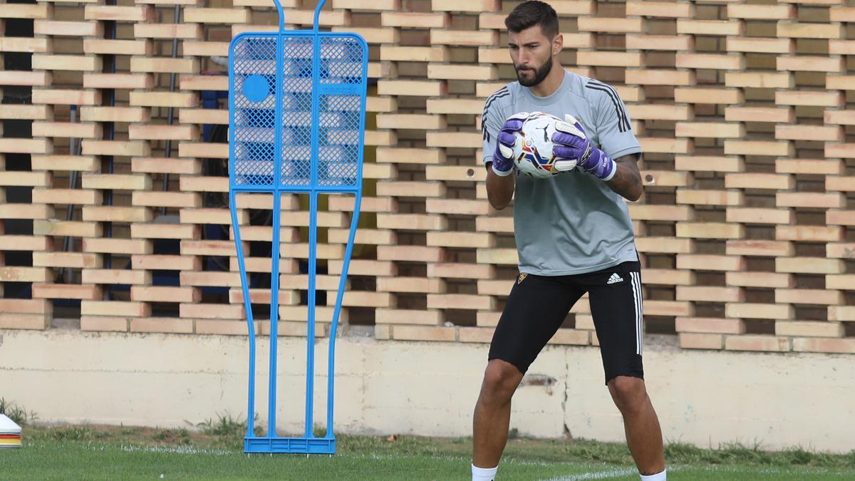 Álvaro Ratón, durante un entrenamiento con el Real Zaragoza.