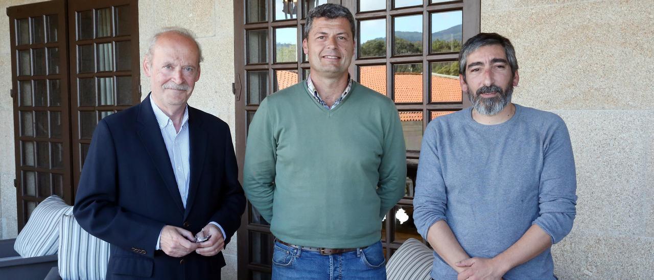 De la Peña (Nós), Carlos Gómez Prado (PSOE) y Iago Pereira (BNG), tras firmar el pacto de gobierno.