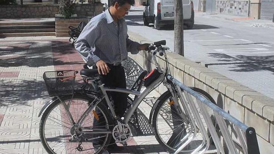 Manuel Hernández junto a un parking para bicicleta . información