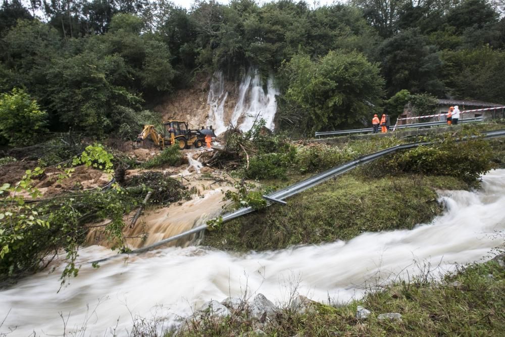 Temporal en Asturias: Las intensas lluvias dejan ríos desbordados y carreteras cortadas en el Oriente