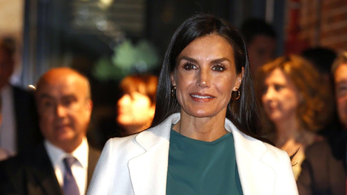 La reina Letizia con abrigo blanco y dos piezas verde