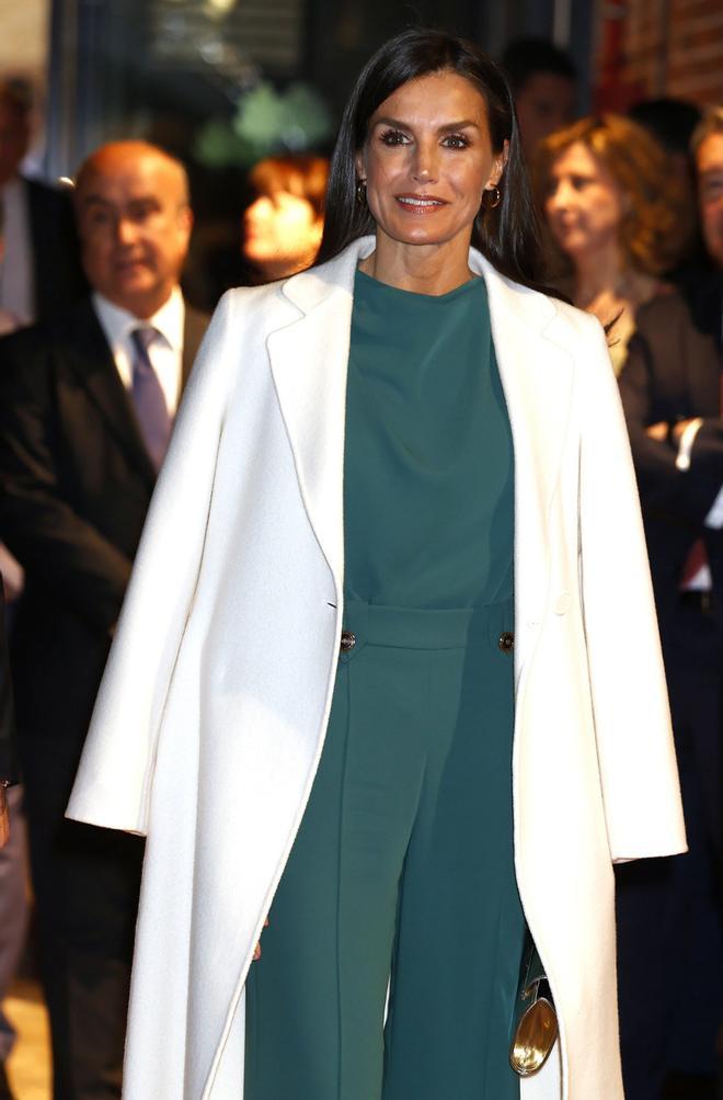 La reina Letizia con abrigo blanco y dos piezas verde