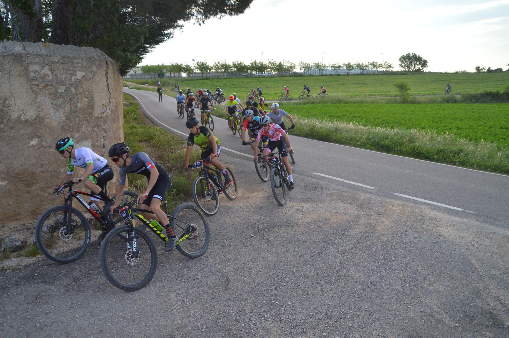 Dos-cents ciclistes estrenen a Llers l'Embruixada de BTT