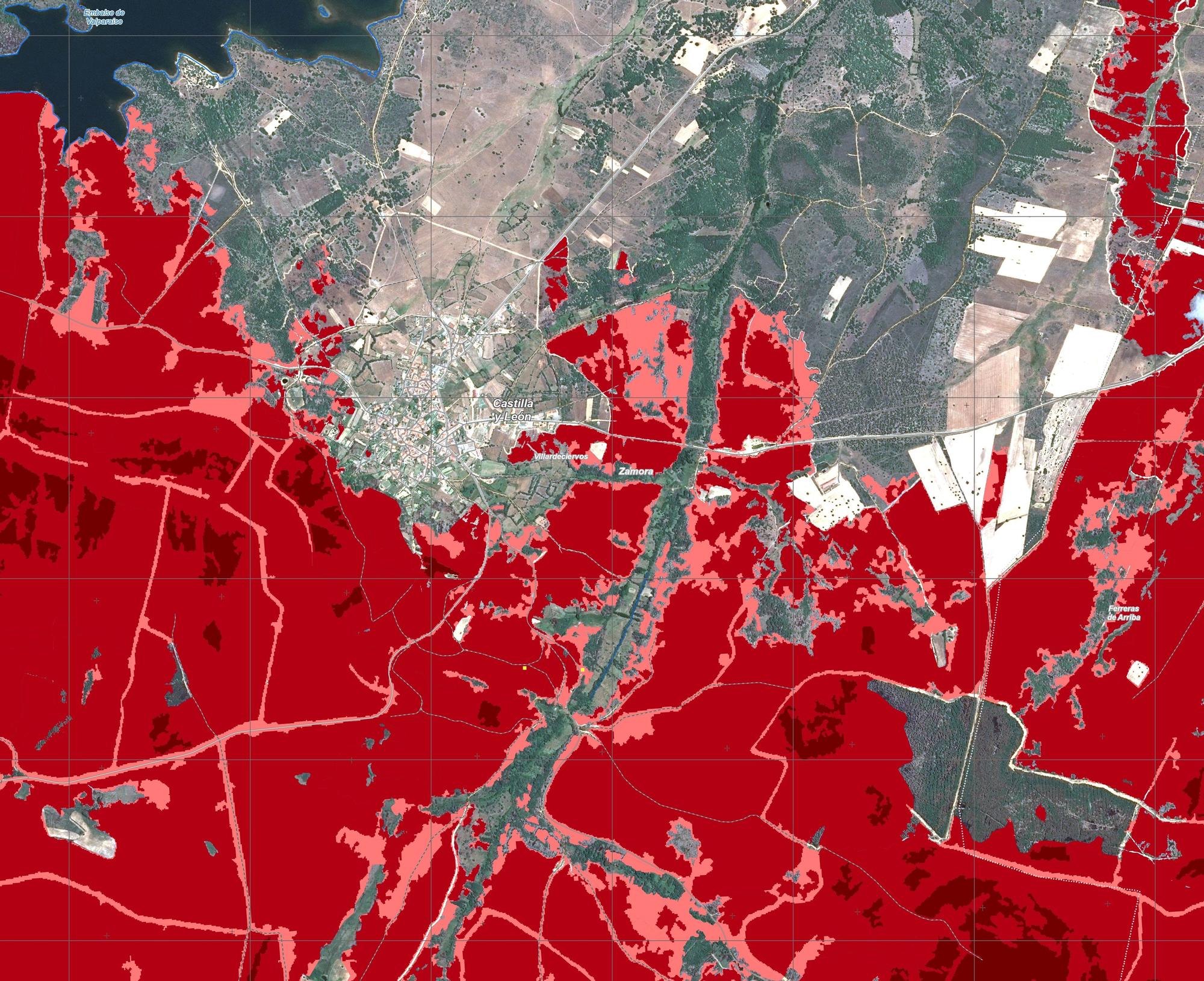 Imagen satelital de Villardeciervos, con el fuego a las puertas del casco urbano.