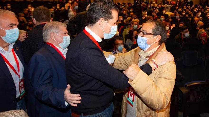 Ángel Franco y el presidente del congreso, Rubén Alfaro, saludándose. | ALEX DOMÍNGUEZ