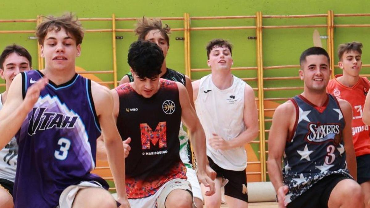 Primer día de trabajo para el Novobasket en la pista Vermella. | JOSÉ LORES