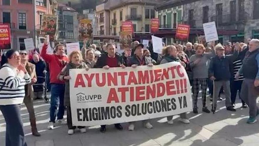 VÍDEO: Manifestación de los vecinos de Barredos, en Laviana