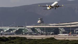 Un avión despega desde la tercera pista, junto a la T1, en el aeropuerto de Barcelona-El Prat.