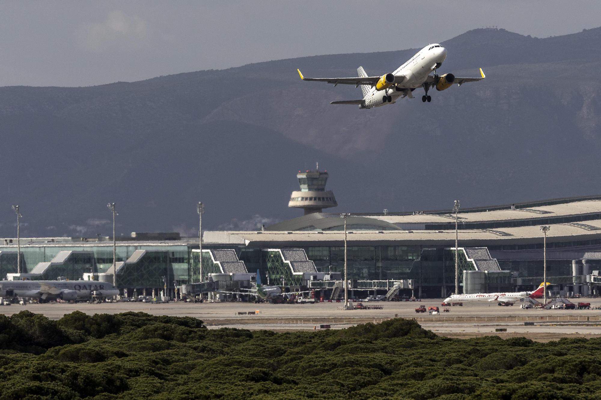 El Prat de Llobregat Un avión despega desde la tercera pista, junto a la T1, en el aeropuerto de Barcelona-El Prat.