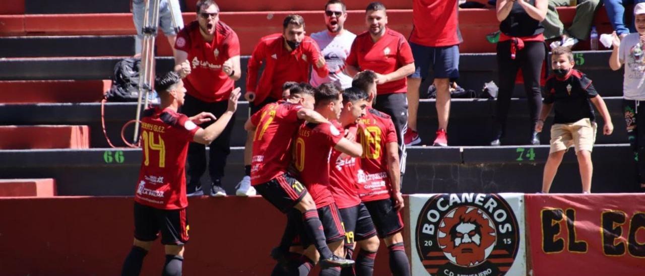 Los rojinegros, celebrando el gol con el que Toni Robaina adelantó al Mensajero en el partido ante el San Mateo. | | CD MENSAJERO