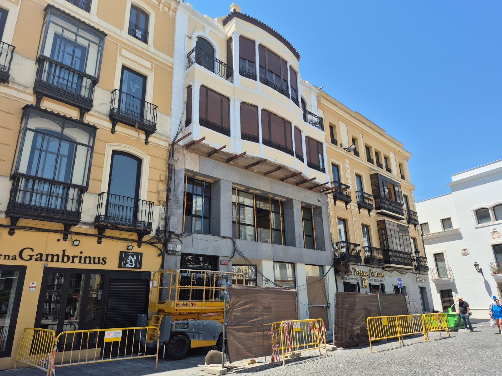 Edificio ubicado en Plaza de España número 8, durante la obra.