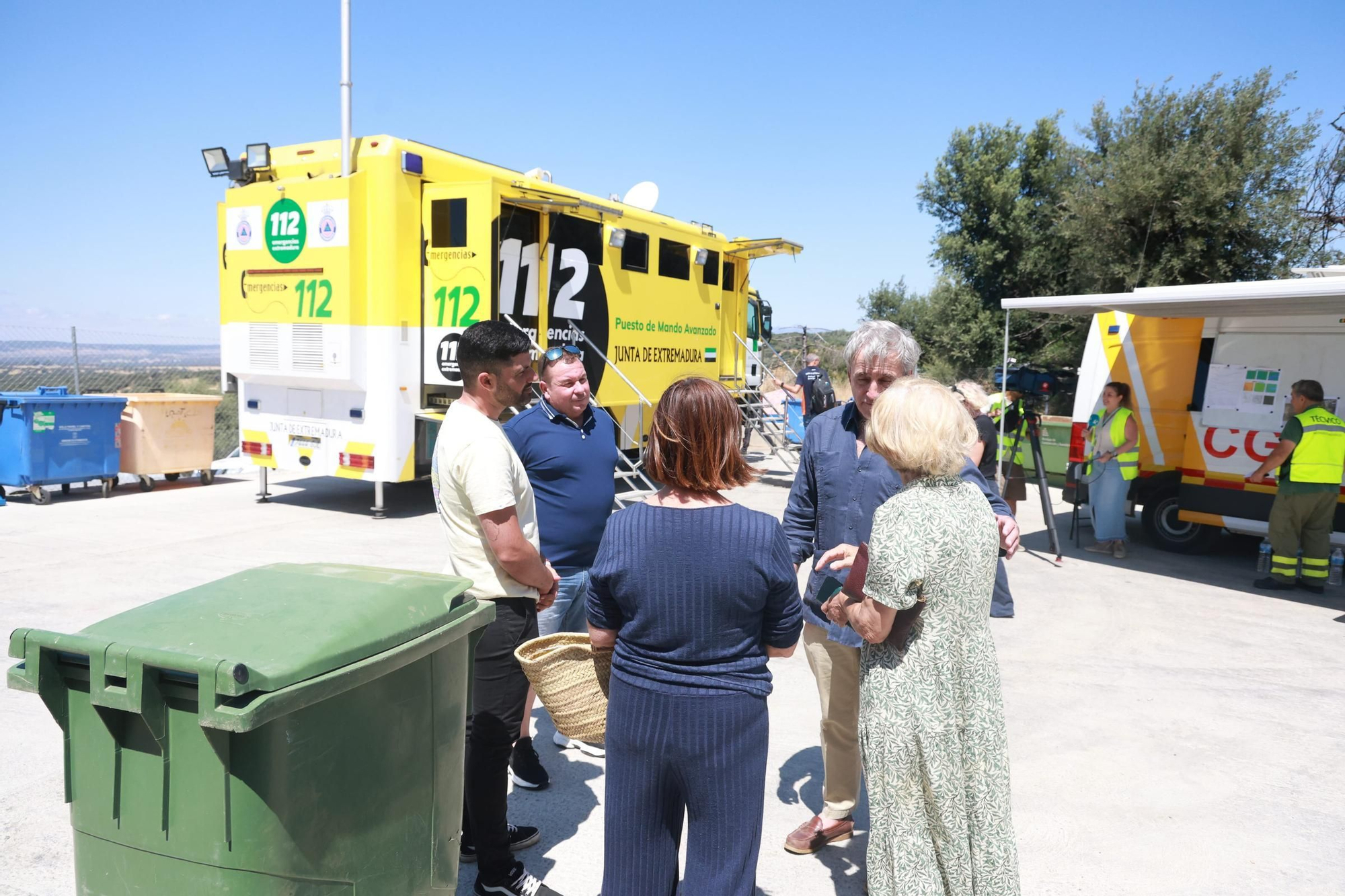Así se está desarrollando el incendio en Valdecaballeros: desalojos, reuniones y muchos efectivos desplazados