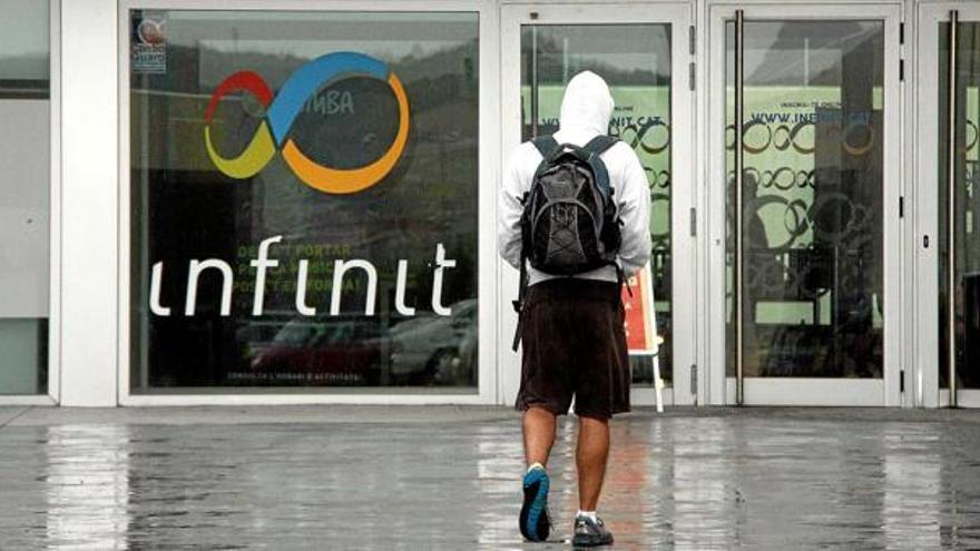 Un jove entra a les instal·lacions d&#039;Infinit ahir al matí