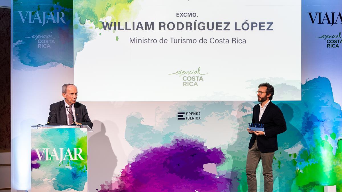 El consejero delegado de Prensa Ibérica, Aitor Moll, hace entrega del premio al Ministro de Turismo de Costa Rica, William Rodríguez López.