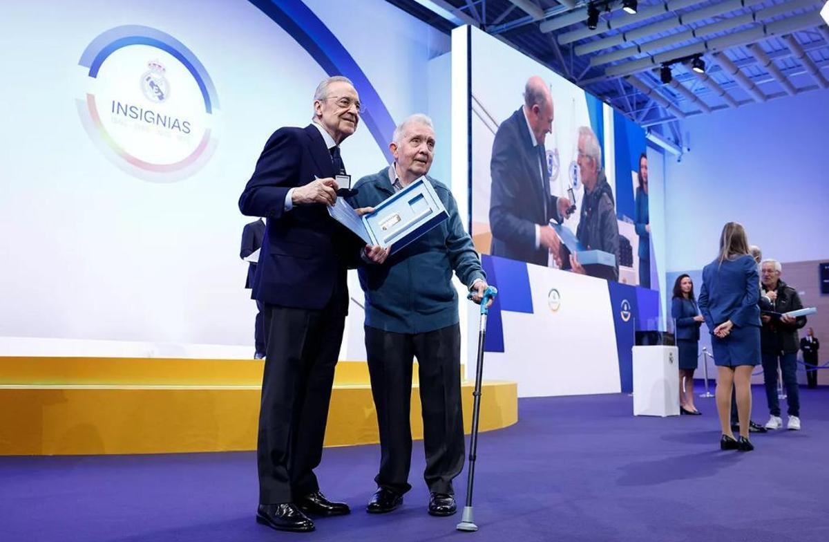 El Real Madrid entrega las insignias de oro y brillantes y de oro.