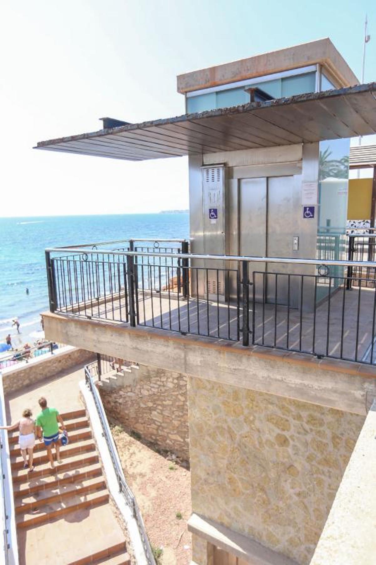 Ascensor para acceder a la playa, que cuenta con dos escaleras de gran desnivel