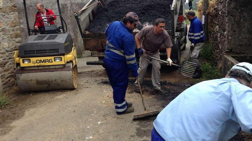 Obras en la pista que enlaza la playa fluvial y Gondoriz Grande