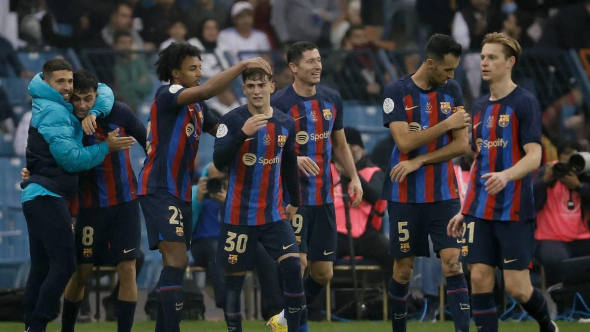 Los jugadores del Barça celebran la Supercopa de 2023