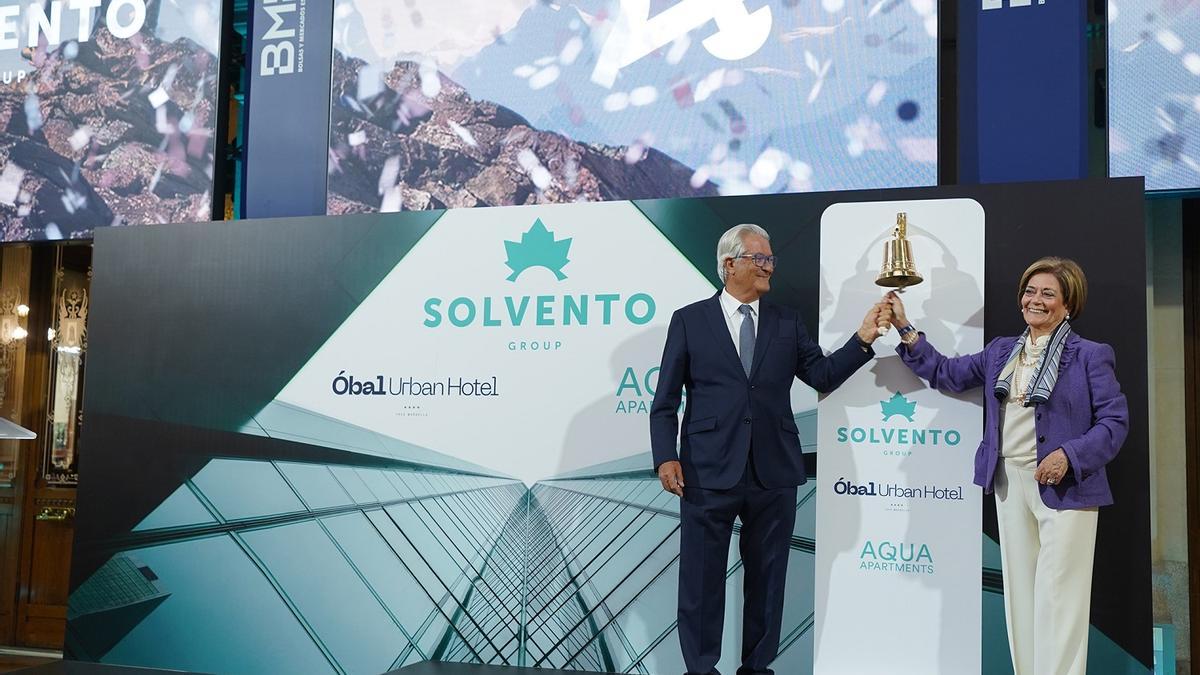 Cristòbal Parra y Mari Ángeles Parra, en el momento del toque de campana para la Socimi de la empresa marbellí Solvento Group.
