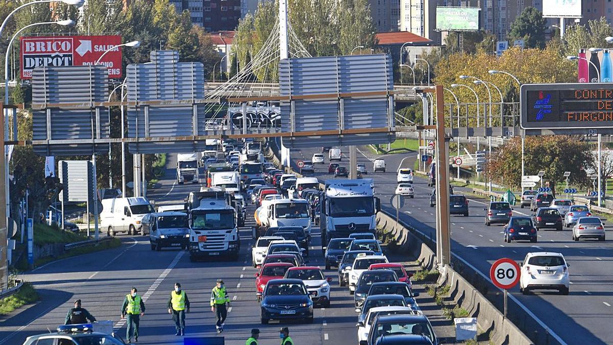 Control del cierre perimetral de A Coruña en Alfonso Molina en el mes de octubre. |   // CARLOS PARDELLAS