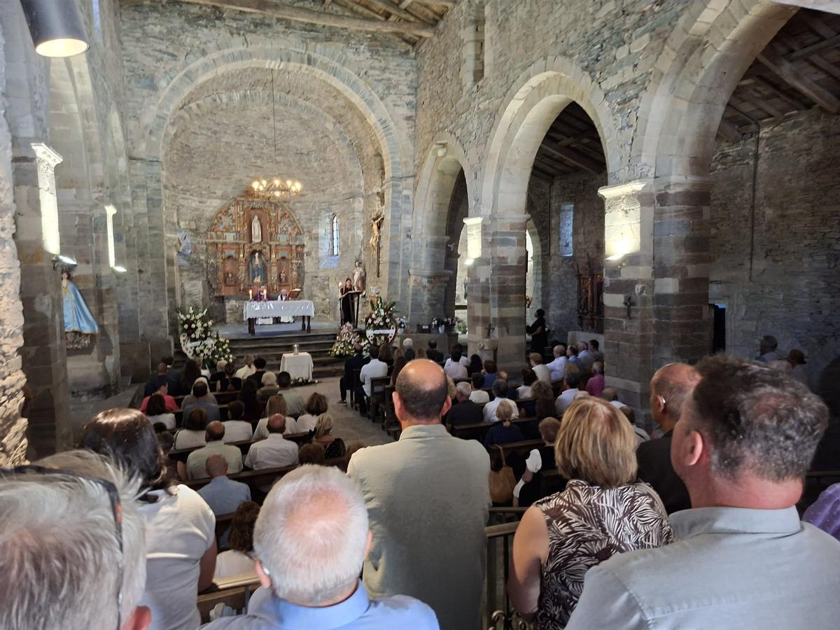 En imágenes: La iglesia de Santa María, en Villanueva, se llena para dar el último adiós a Enrique López En imágenes: La iglesia de Santa María, en Villanueva, se llena para dar el último adiós a Enrique López