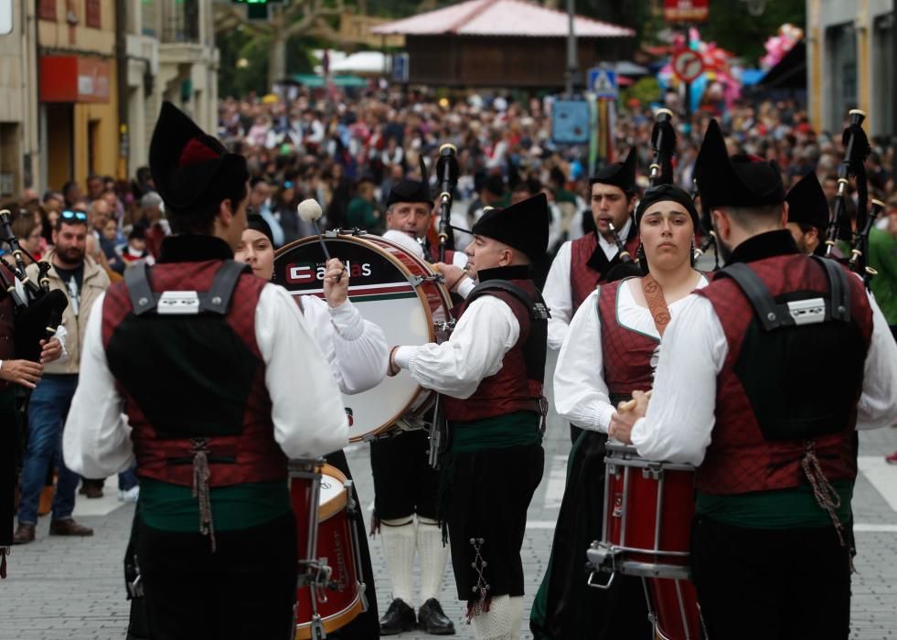 Desfile de grupos folclóricos en los Güevos Pintos 2017