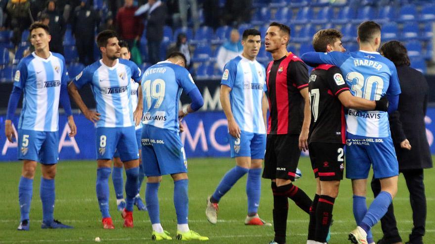 Los jugadores del Málaga aguantan los pitos de la afición tras la derrota ante el Reus (0-3).