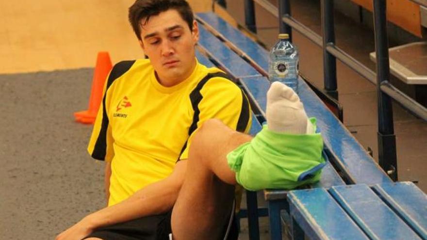 Serafín Pousada con hielo en su tobillo lesionado durante un entrenamiento. // Santos Álvarez