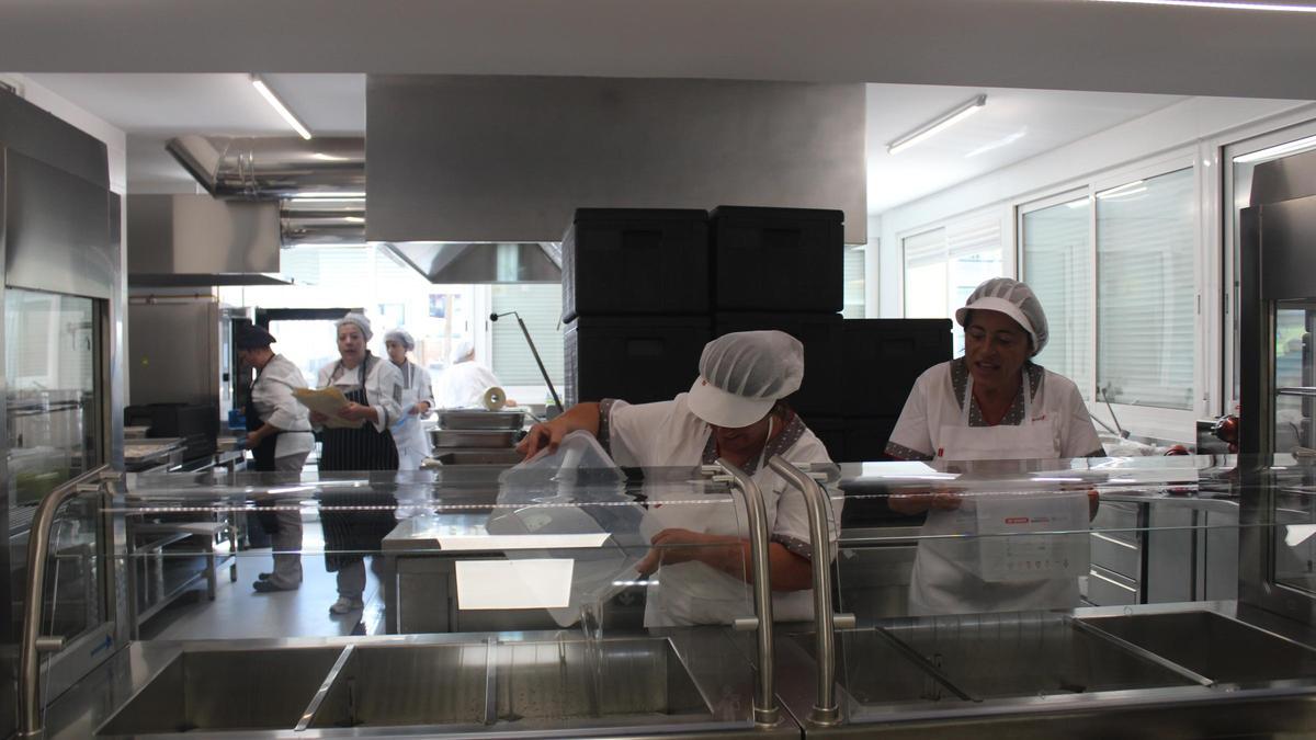La cocina escolar que prepara menús para todos los colegios de Nigrán desde el Humberto Juanes.