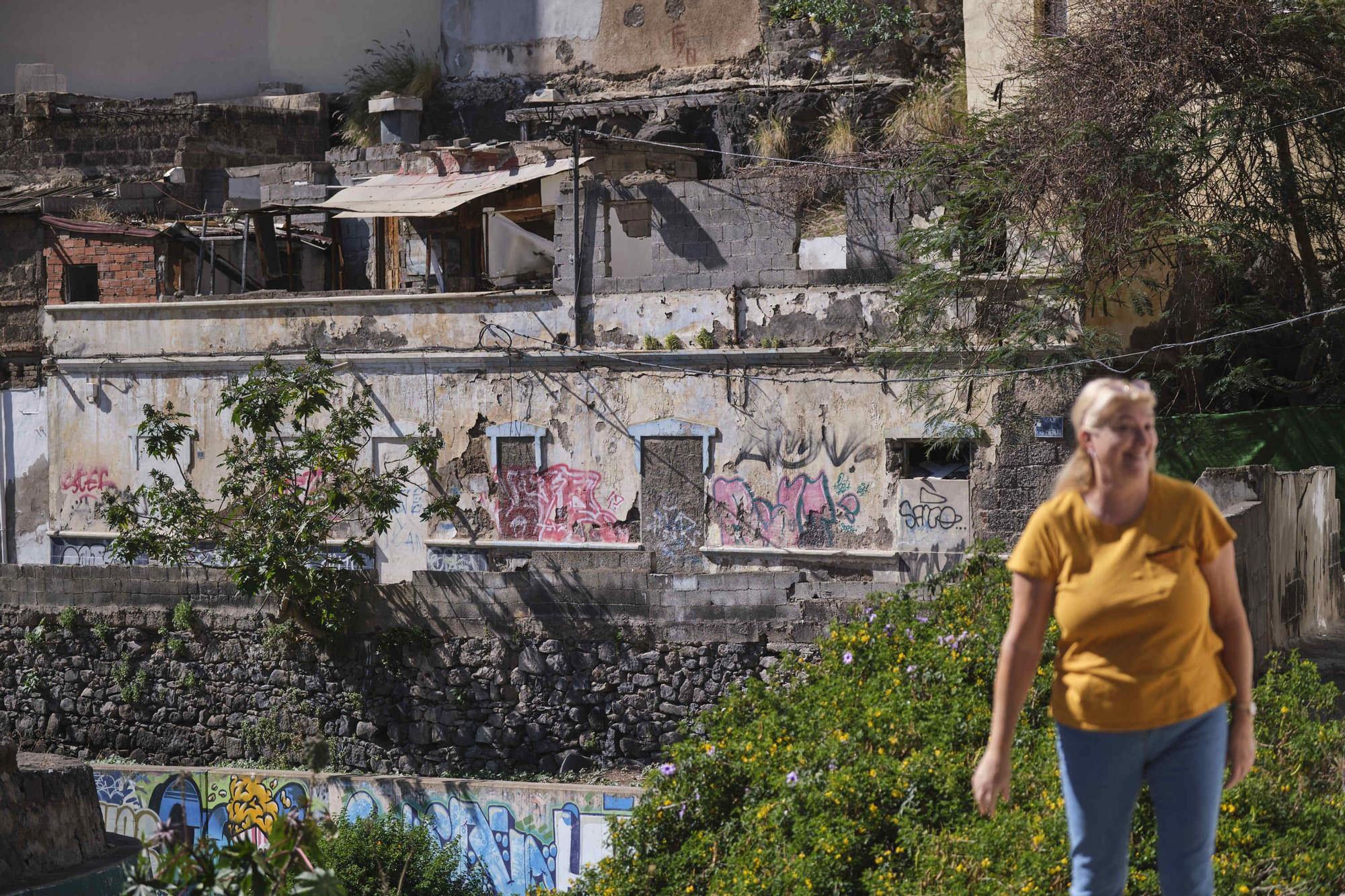 Estado de abandono del barranco que pasa por la trasera del barrio de Los Lavaderos