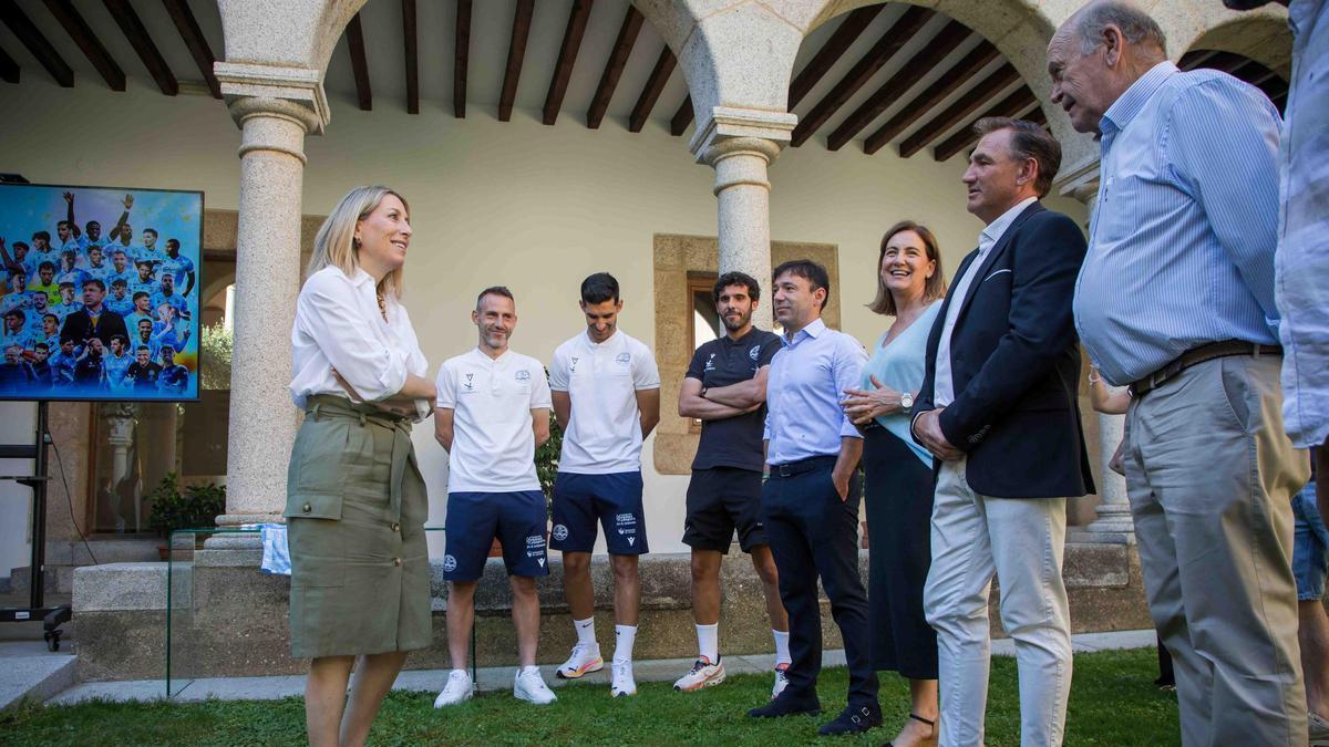 María Guardiola charla con los representantes del Coria.