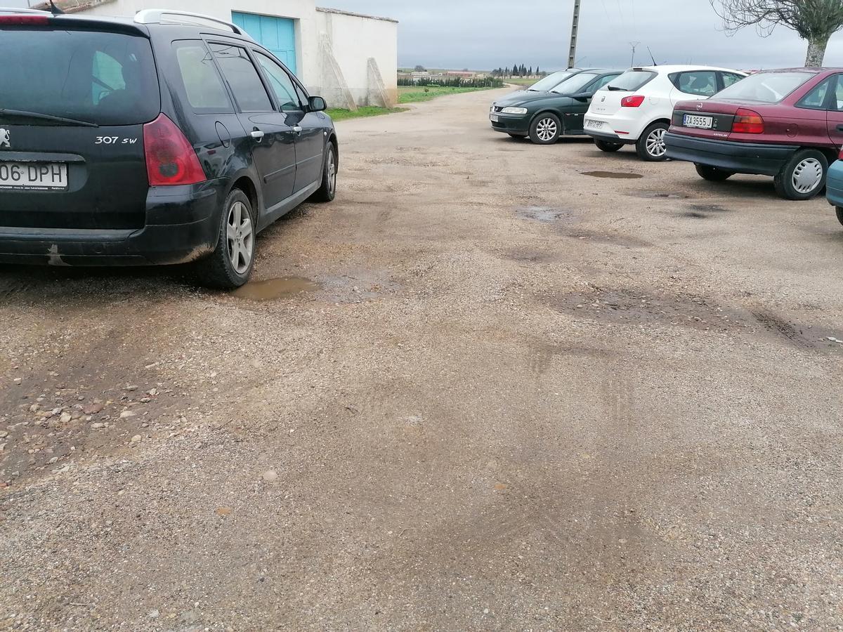 Un vehículo esquiva los baches del tramo inicial del camino de acceso desde Tagarabuena