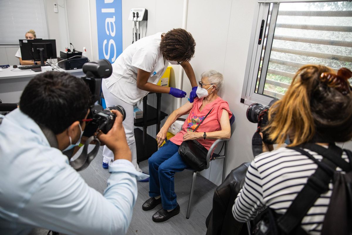 Los mayores de 60 años empiezan a vacunarse de la cuarta dosis del covid y de la gripe, este lunes en el CAP Sant Rafael de Barcelona.