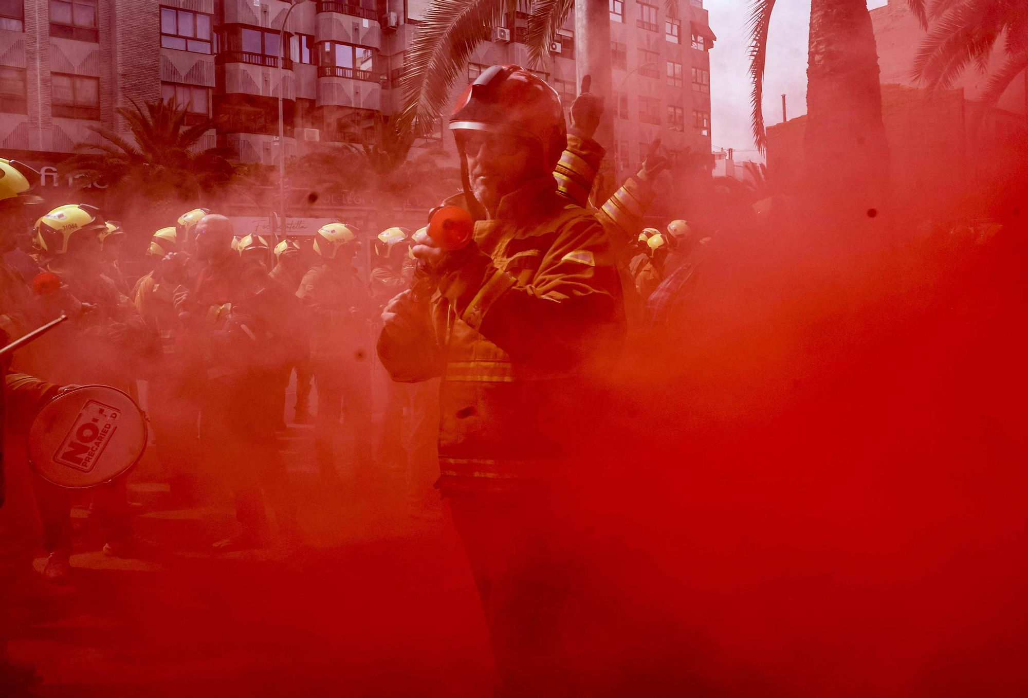Protesta de los bomberos frente a la Diputación de Alicante