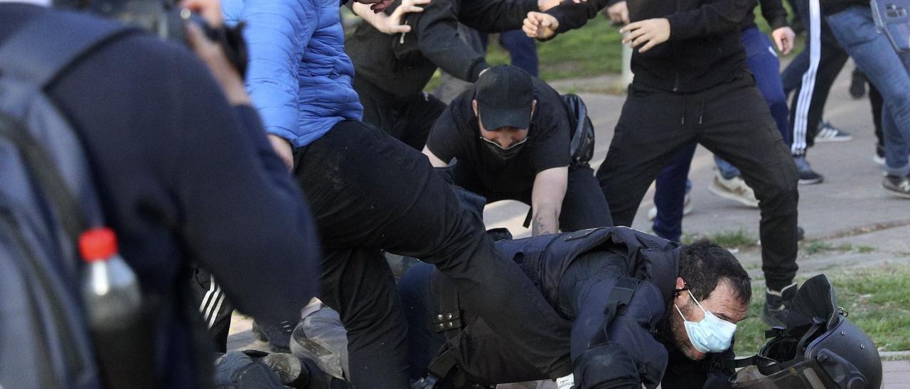 La Policía Nacional carga contra los manifestantes congregados en Vallecas para protestar por el acto de precampaña de Vox. EFE