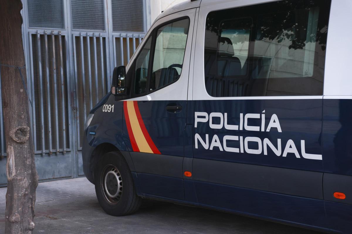 Furgón de la Policía Nacional .