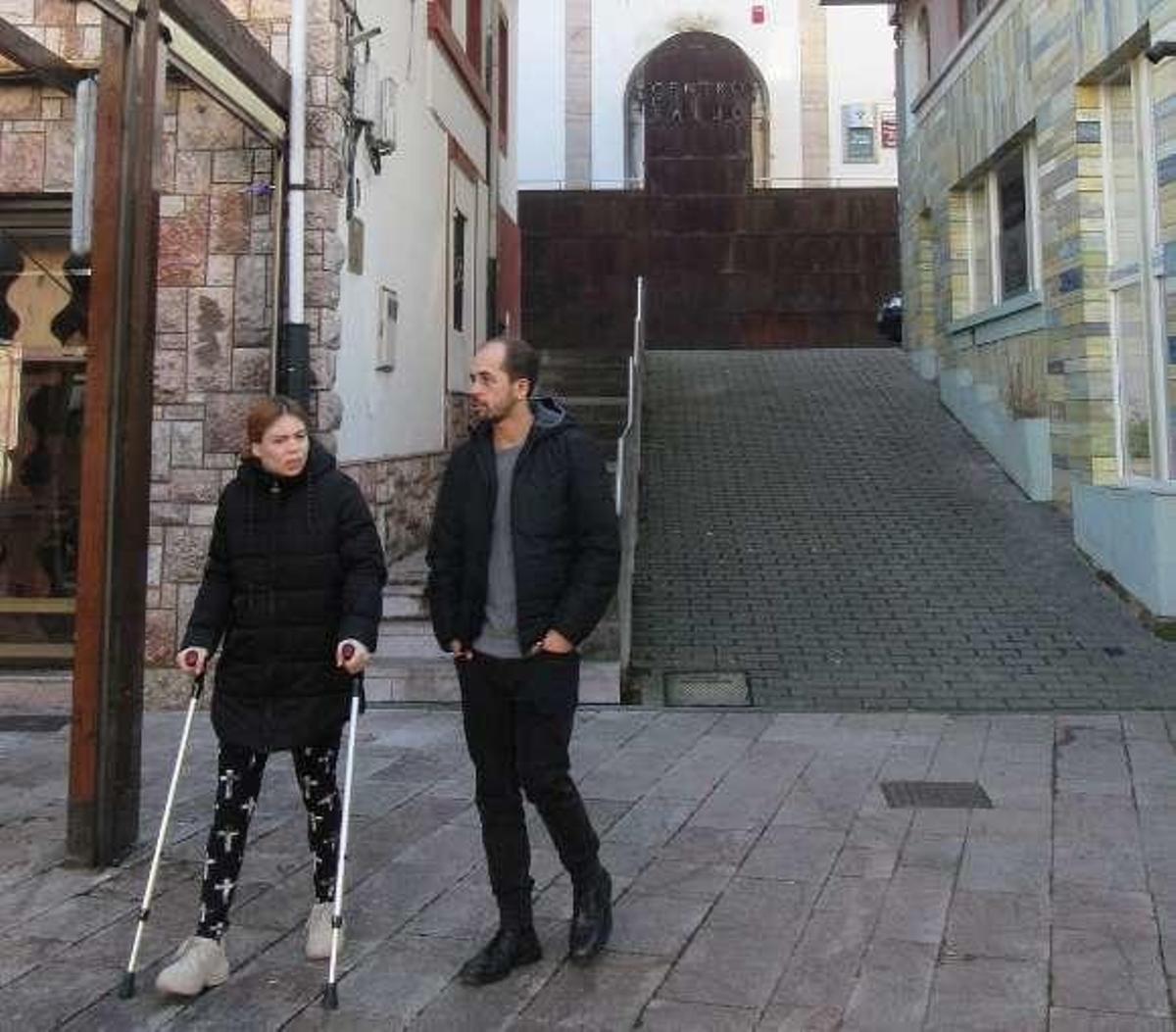 Usuarios saliendo ayer del centro de salud de Cangas de Onís.