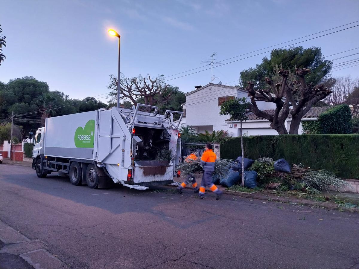 Operarios durante una recogida de voluminosos solicitada a través del servicio a demanda.