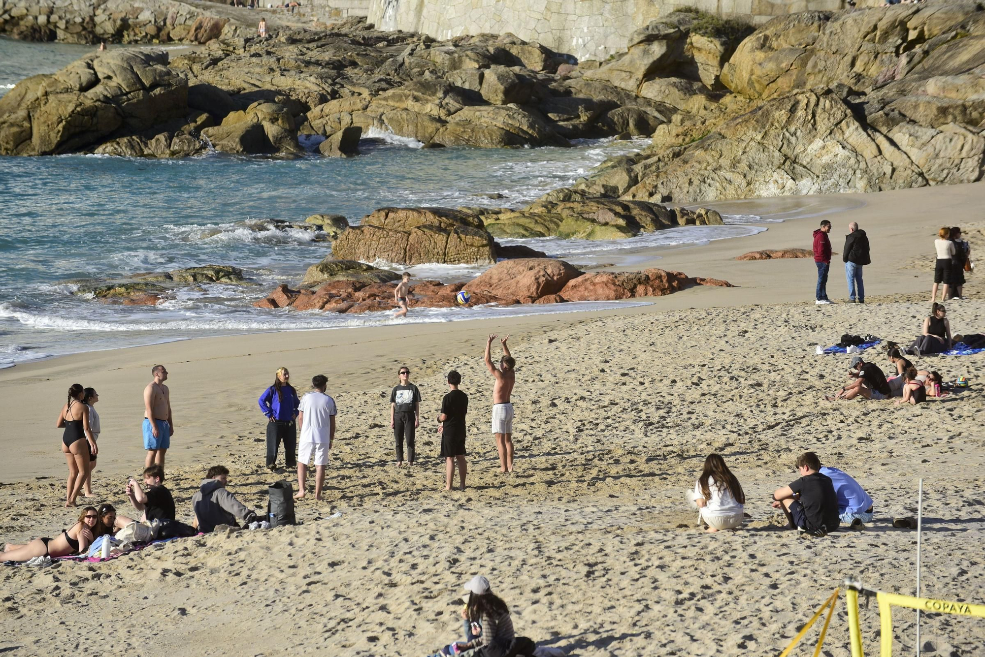 Las temperaturas agradables animan a los coruñeses a acercarse a las playas