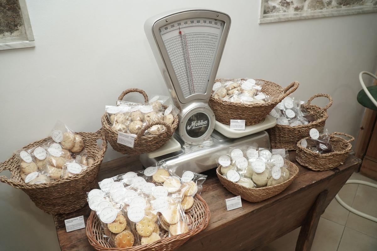 Expositor con productos para celiacos en la panadería Arca do Millo.