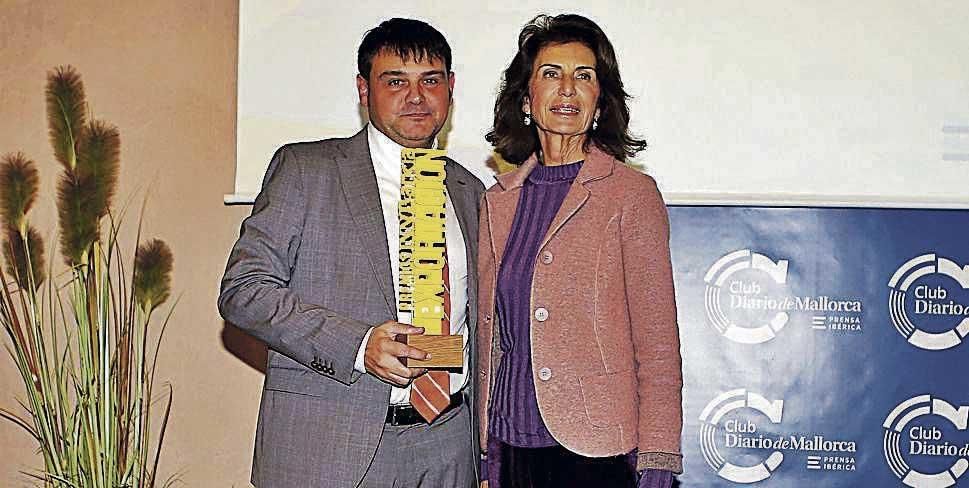 La presidenta de la CAEB, Carmen Planas, entregó el premio a la mejor empresa exportadora a David Arbó, director general de Polarier Tilsa.