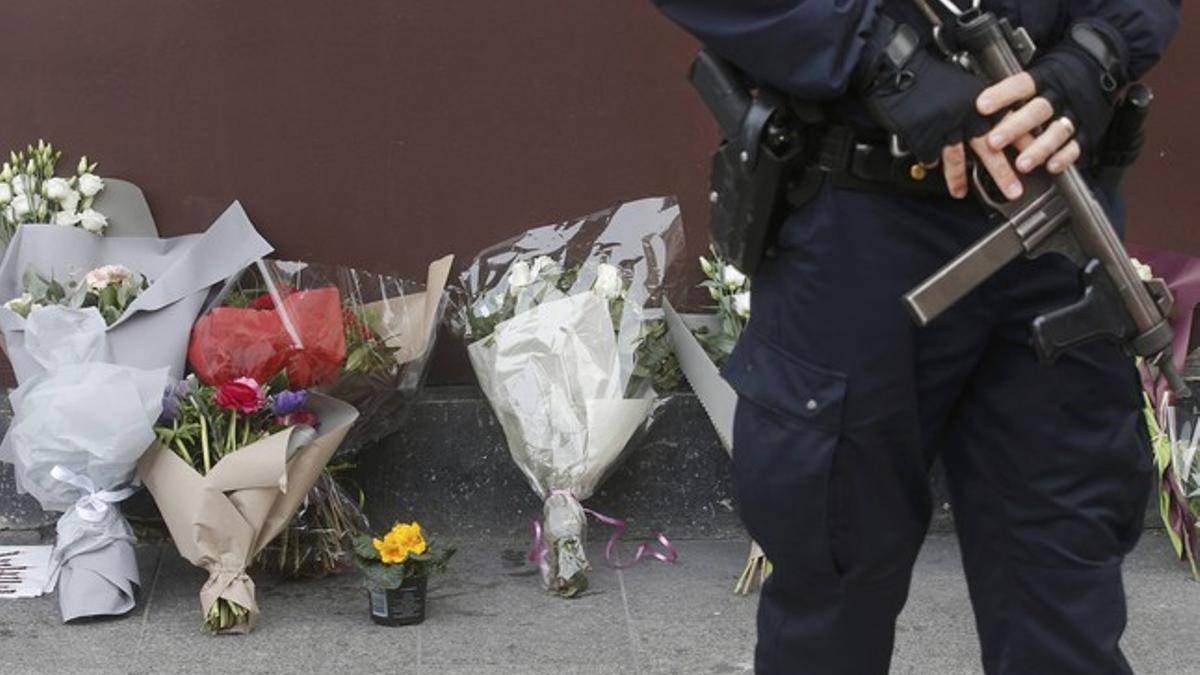 Un policía permanece de guardia frente al resturante 'Le Carrillon'.