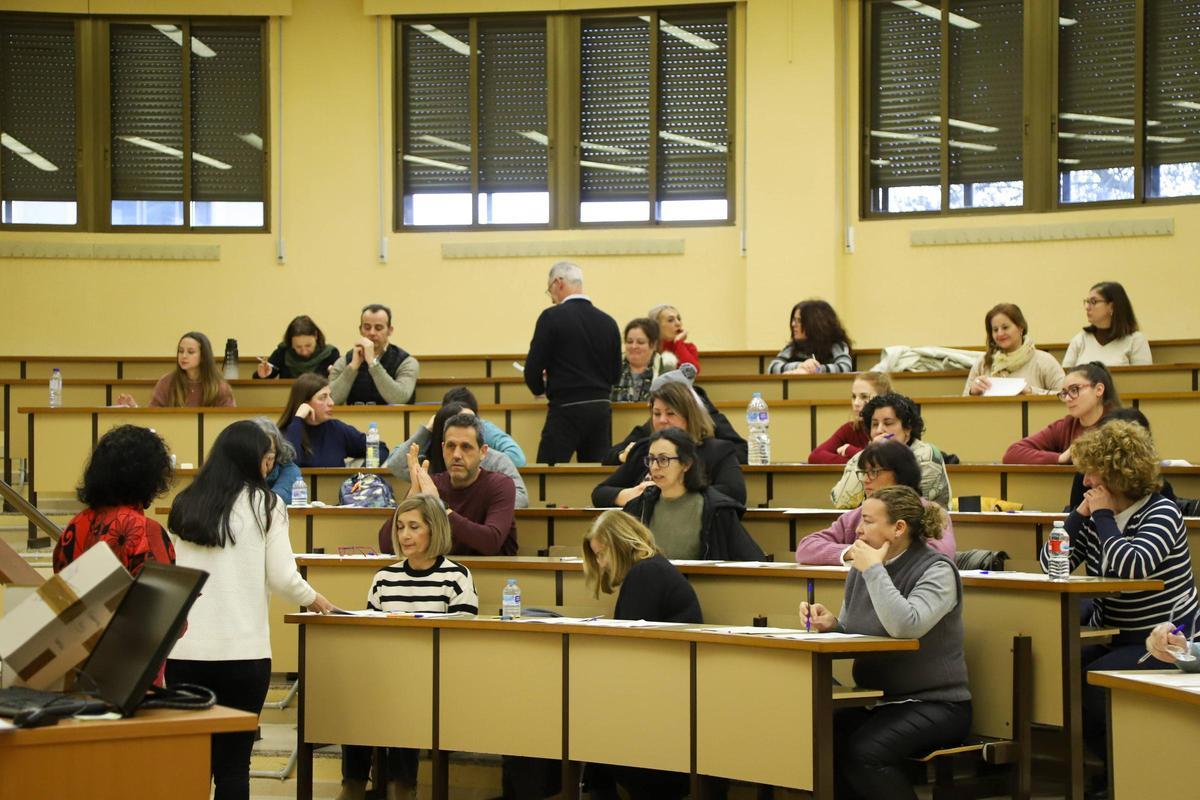Fotogalería | Así se han desarrollado las oposiciones a celador del SES en Badajoz