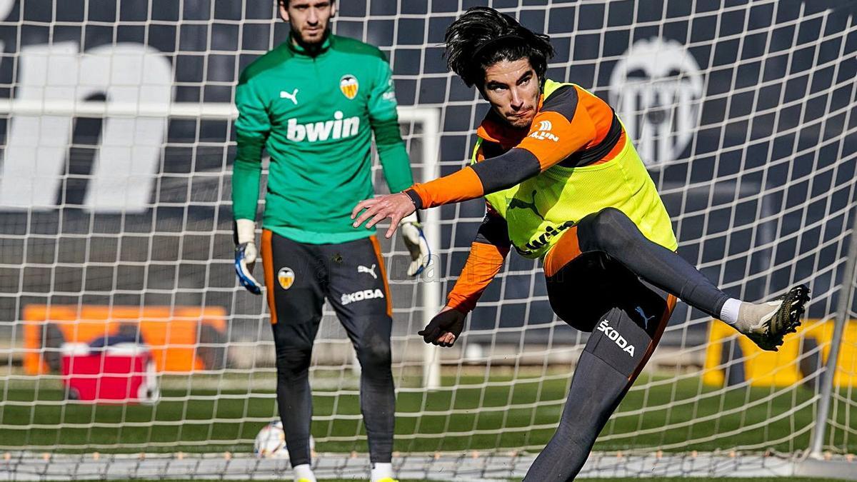 El centrocampista del Valencia Carlos Soler durante un entrenamiento de esta semana. | VALENCIA CF