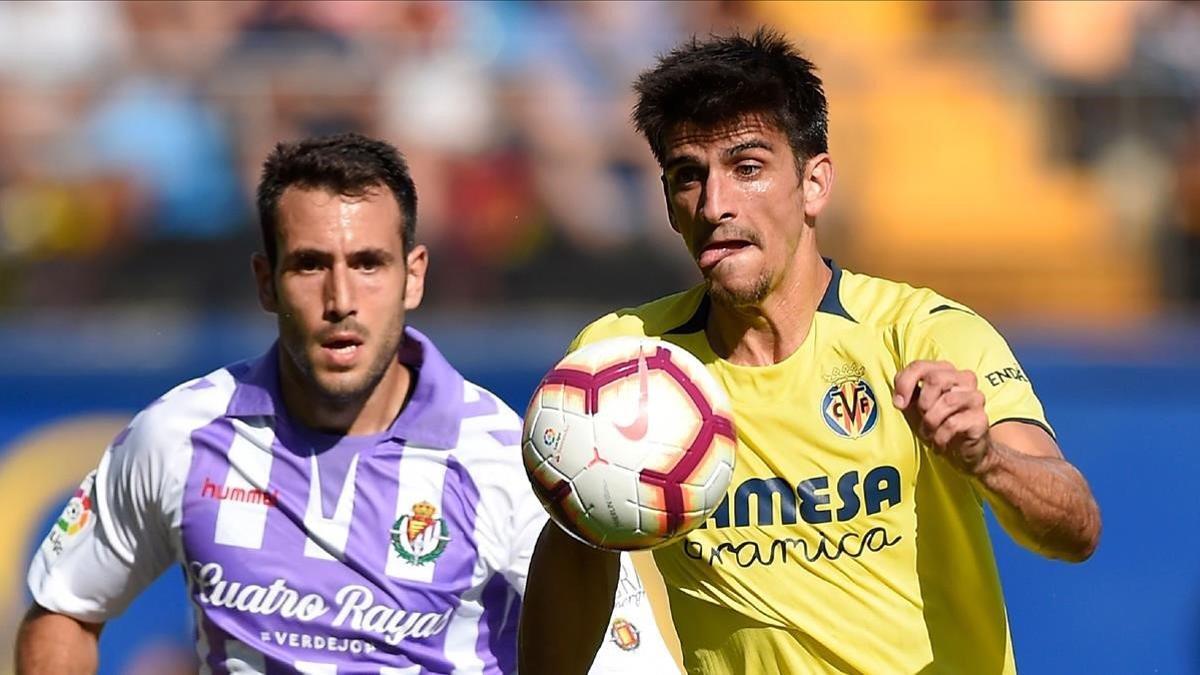 Gerard Moreno persigue un balón junto al Kiko Olivas en el Villarreal-Valladolid.