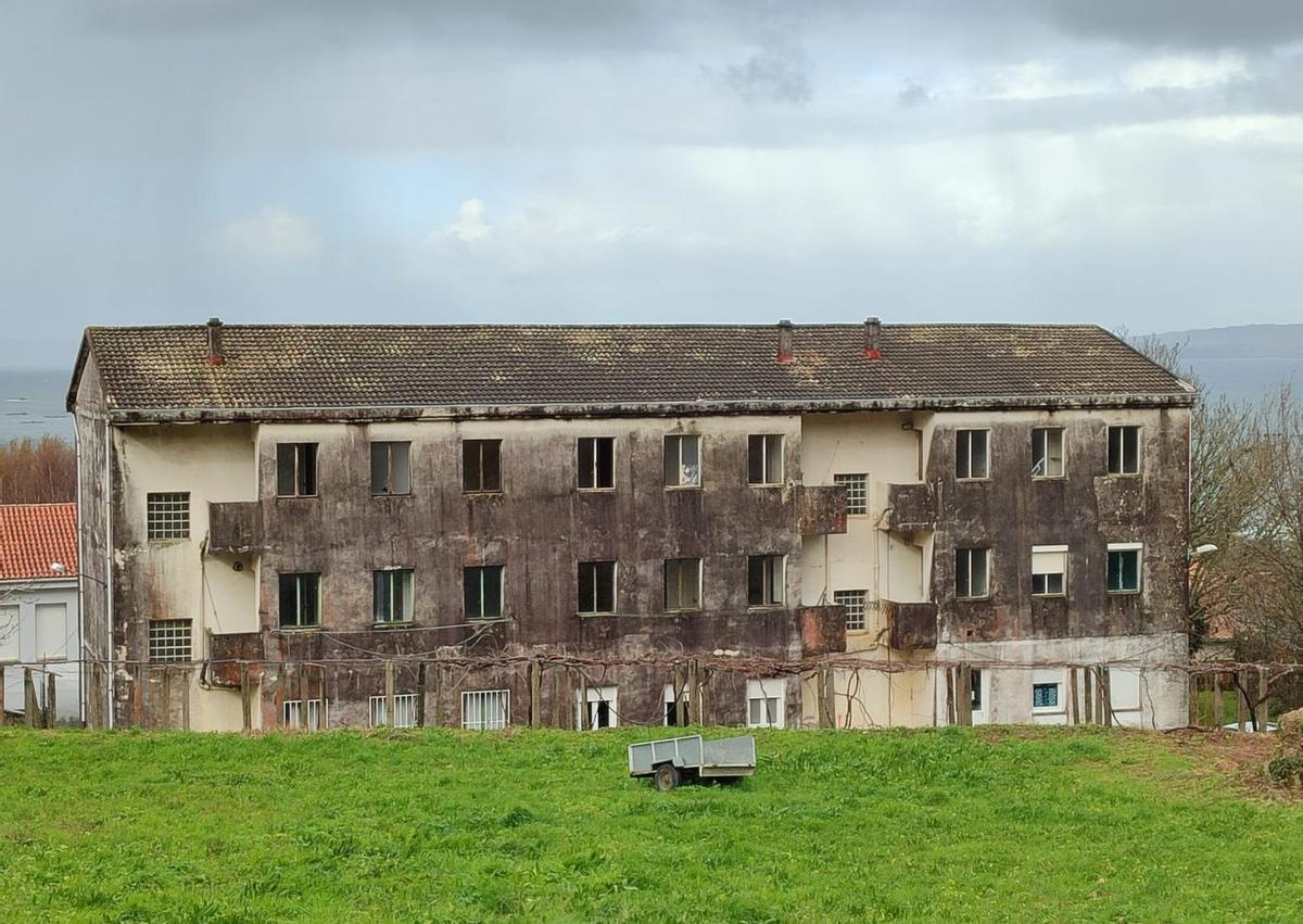 Inmueble que acoge las antiguas viviendas de profesores en el colegio de Cela.