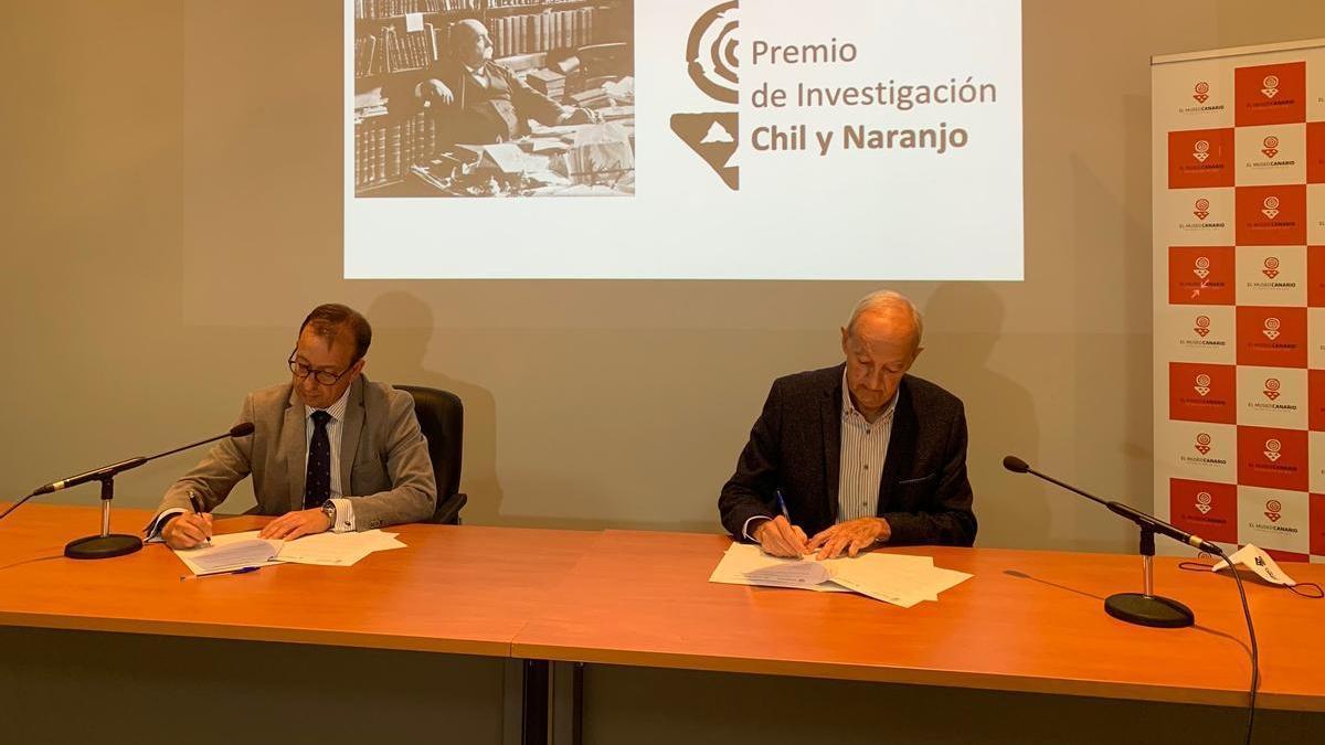 José Manuel Garrido, director de Relaciones Institucionales de Cajasiete, y Diego López Díaz, presidente de El Museo Canario, durante la firma del Premio.