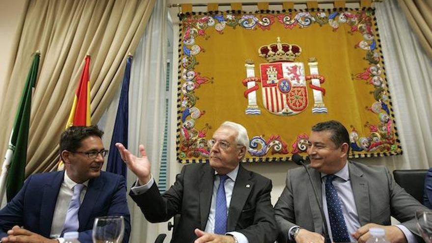 Acto de despedida del Subdelegado del Gobierno, Jorge Hernández Mollar, con la presencia del delegado de Gobierno en Andalucía, Antonio Sáinz.