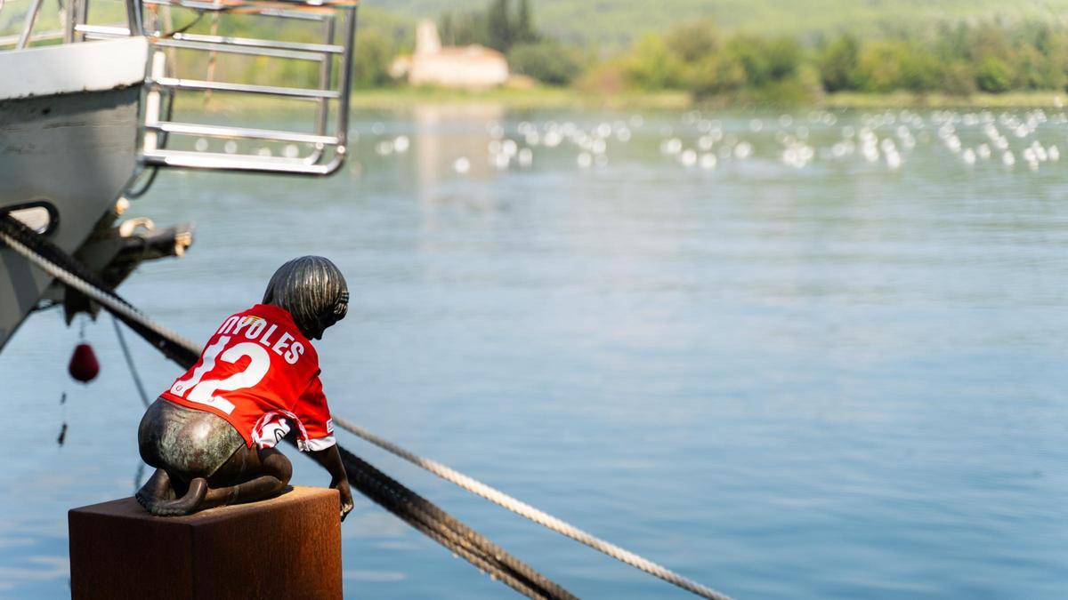 La estuata 'Nena tocant l’aigua' de Banyoles.