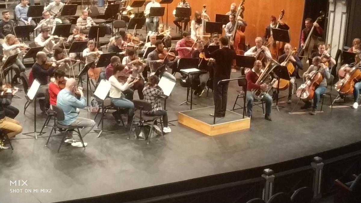 Carlos Domínguez Nieto en los ensayos con la Orquesta Filarmónica de Málaga.